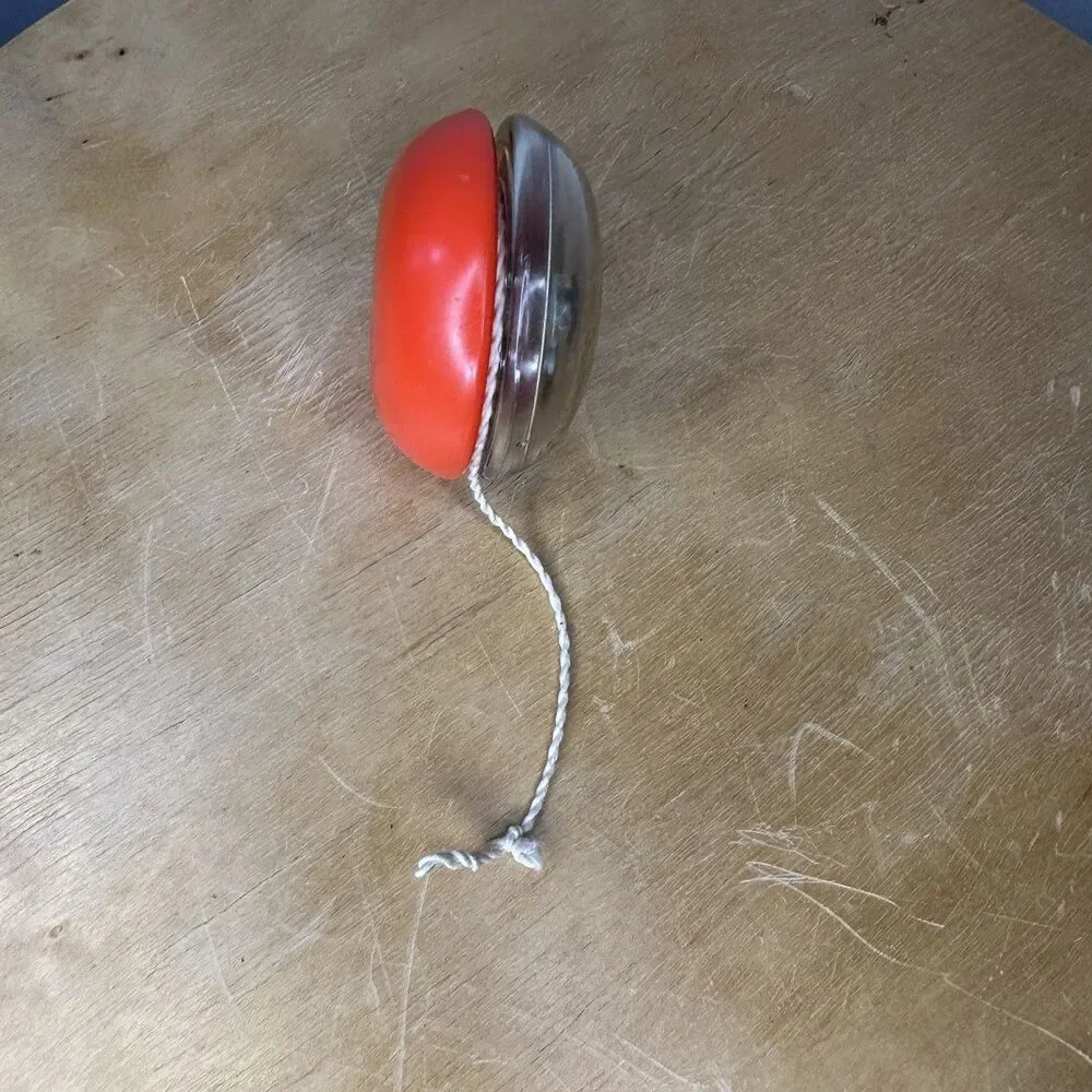 Vintage Snoopy Yo-yo, 1968 UNITED FEATURE SYNDICATE INC with hole in ball game